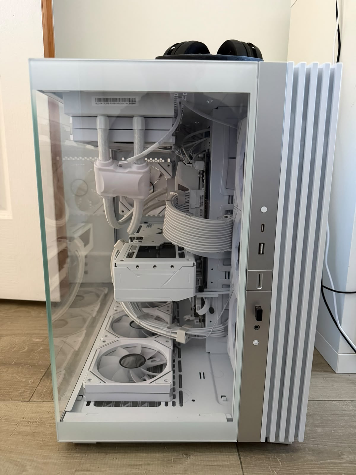 PC Gamer AMD Ryzen 7 9700X RX 9070 XT - Full White ARGB - Pièce unique